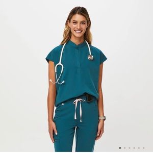 FIGS Kit Rafael Oversized Top and High Waited Zamora Joggers Caribbean Blue